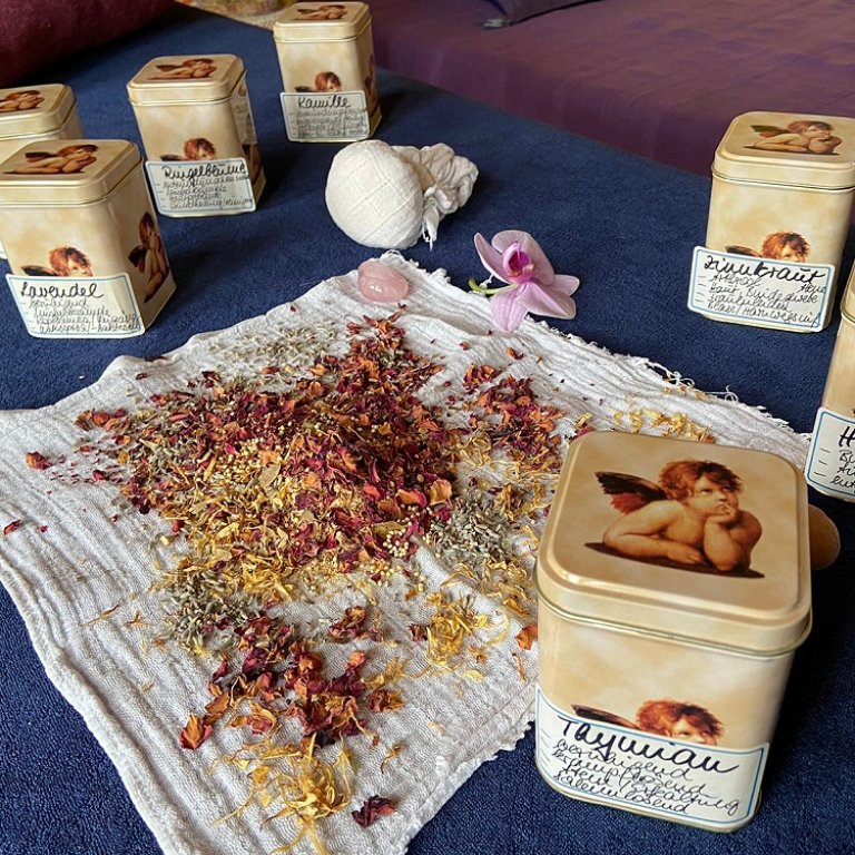 Kräuterstempelmassage